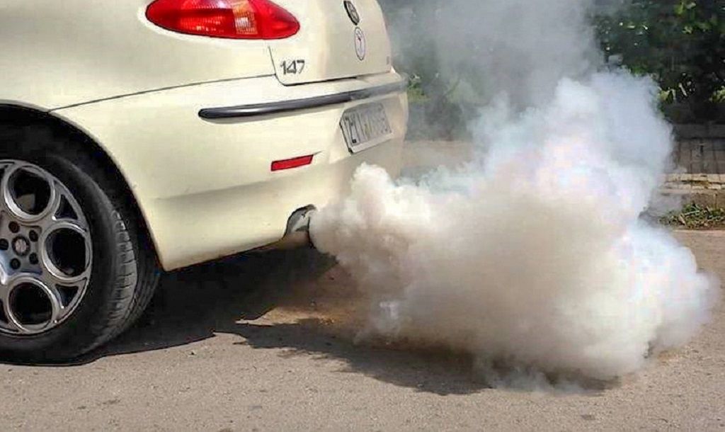 xe nhả khói màu trắng