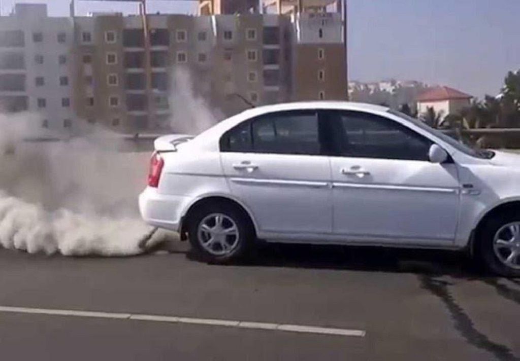 xe nhả khói màu trắng