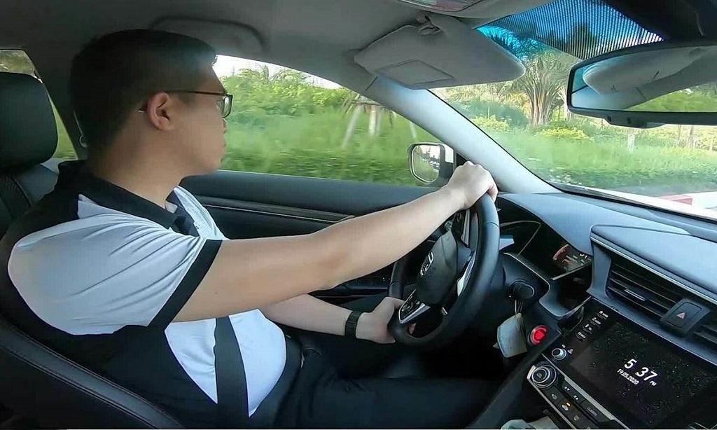 cầm vô lăng đúng cách