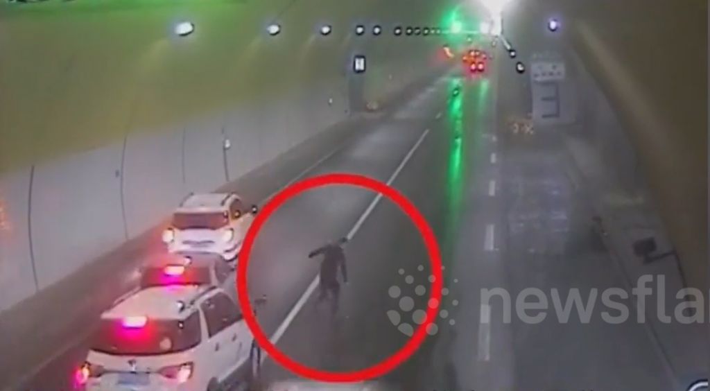 Tài xế mở cửa xe thoát ra ngoài nhưng tai nạn liên hoàn xảy ra