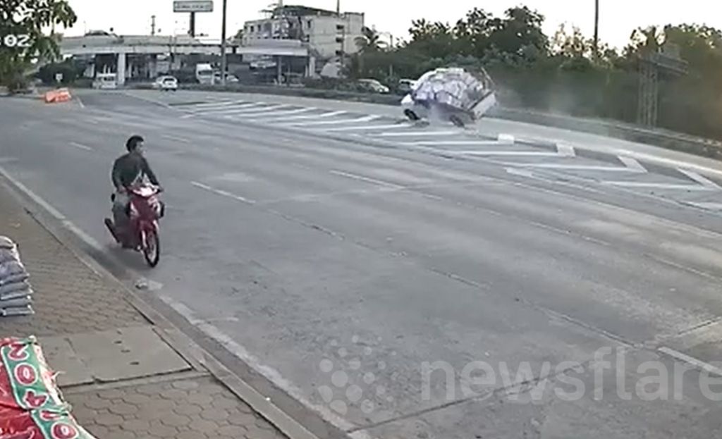Ô tô tránh được cú lật xe một cách kỳ diệu