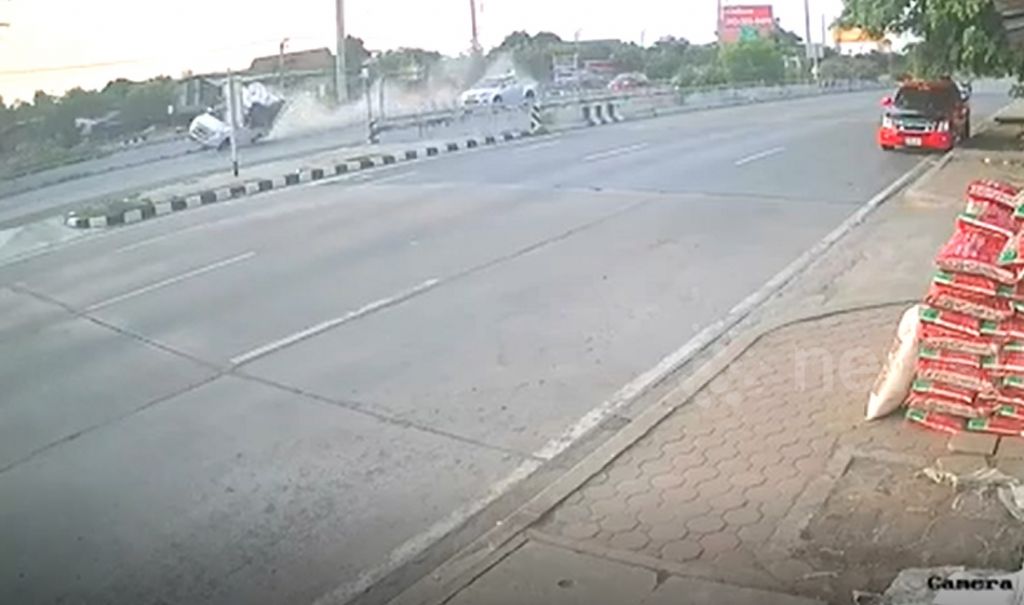 Khoảnh khắc chiếc ô tô đâm vào rào chắn