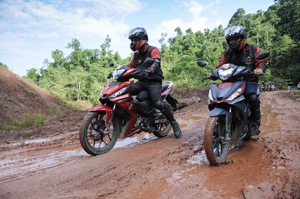 văng bẩn khi chạy xe