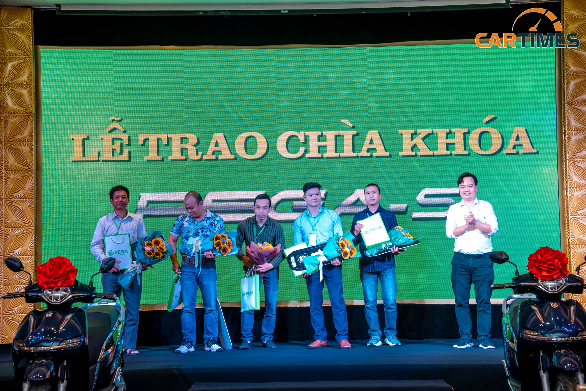 Những khách hàng đầu tiên nhận xe Pega S