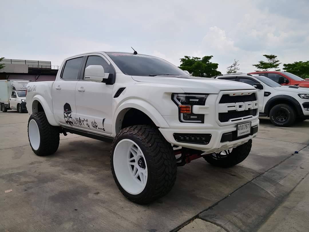 Ford Ranger Raptor độ F-150 Raptor với tuỳ chọn la zăng trắng