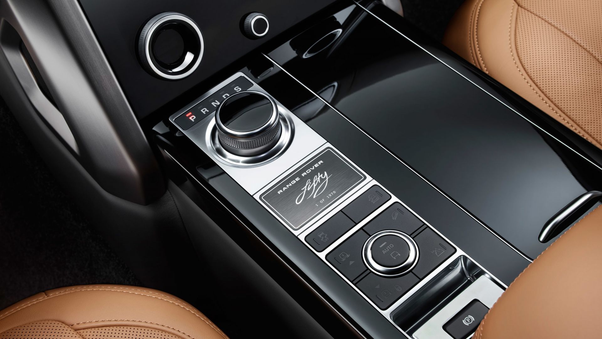 Bảng điều khiển trung tâm trên phiên bản kỉ niệm Range Rover Fifty