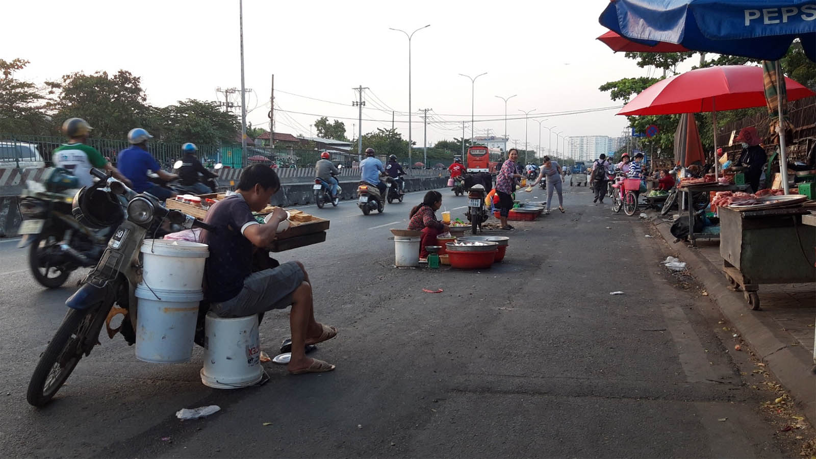 Chợ cóc trên đường