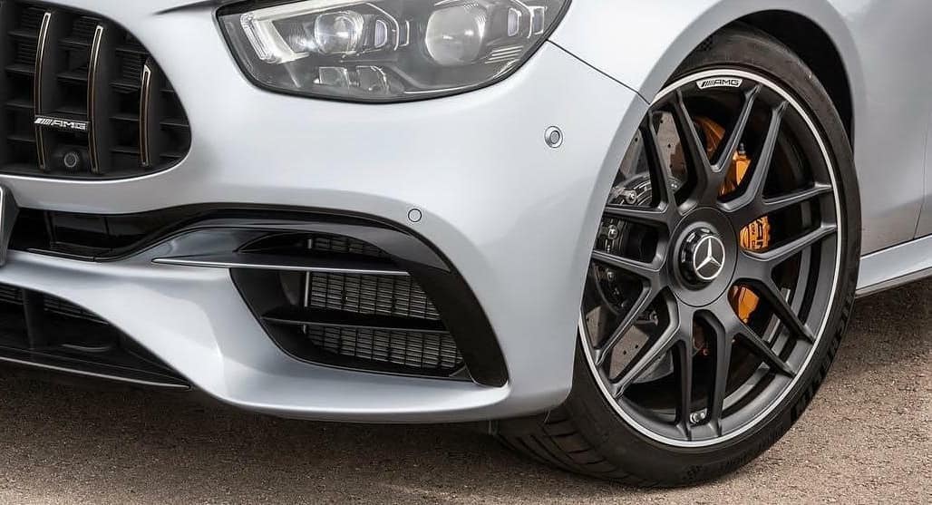 Thiết cản trước và la zăng xe Mercedes-AMG E63