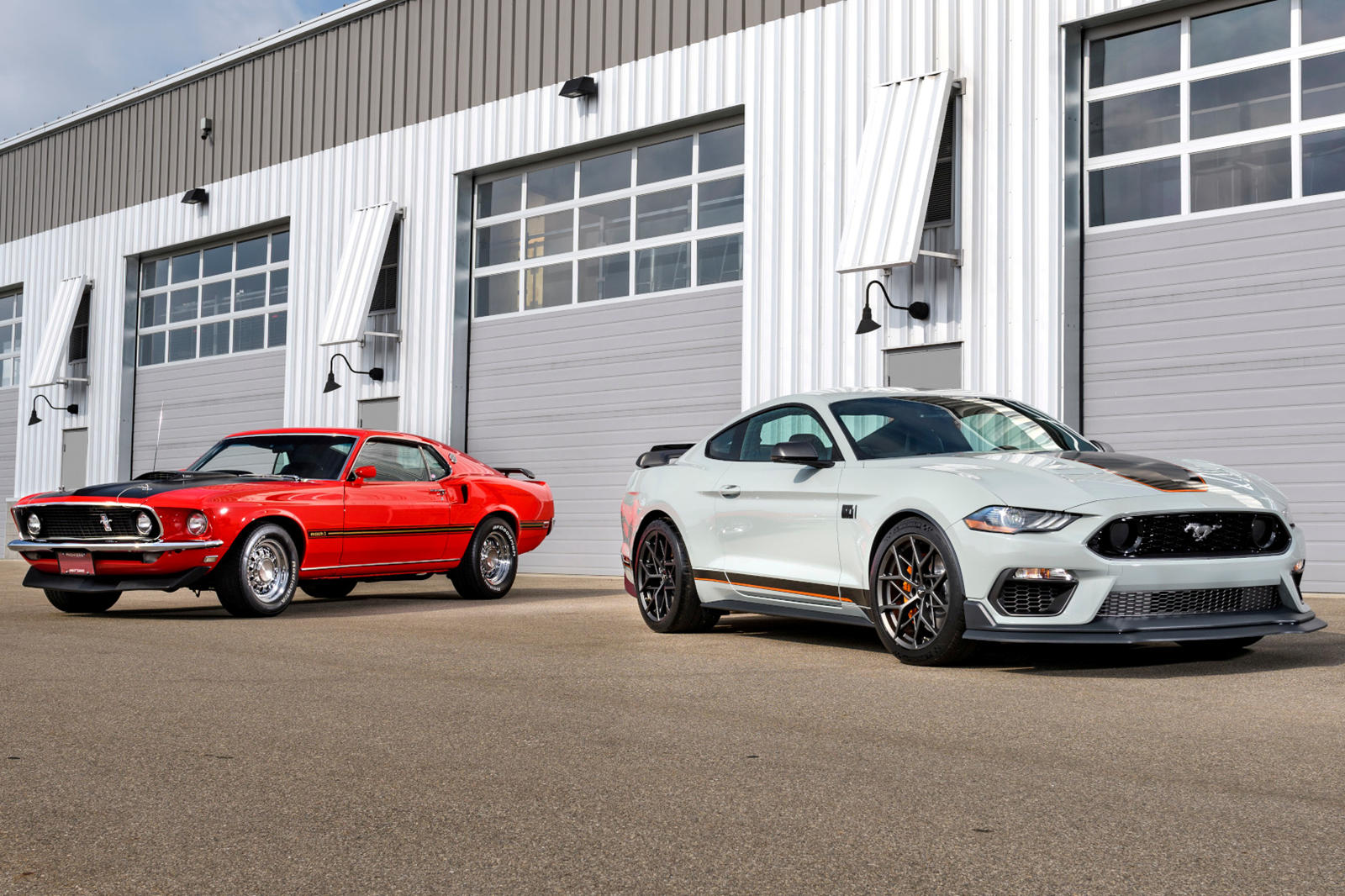 Ford Mustang Mach 1 2021 và phiên bản đầu tiên