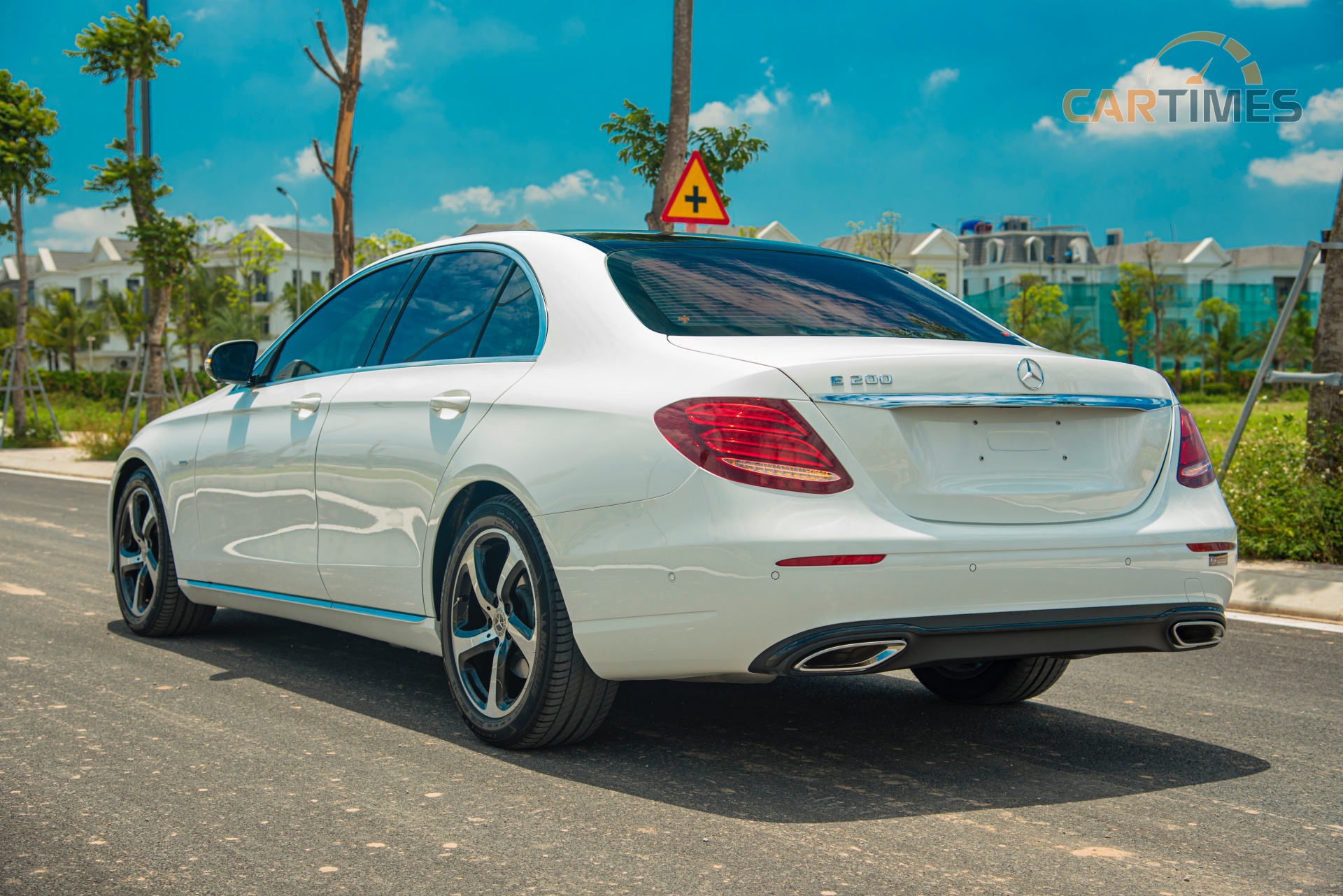 Hông xe Mercedes-Benz E 200 Sport