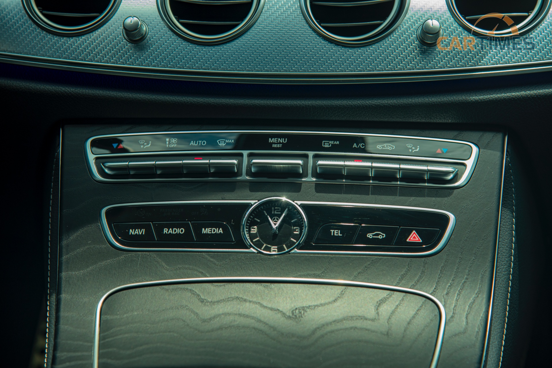Khu vực điều khiển điều hoà của xe Mercedes-Benz E 200 Sport