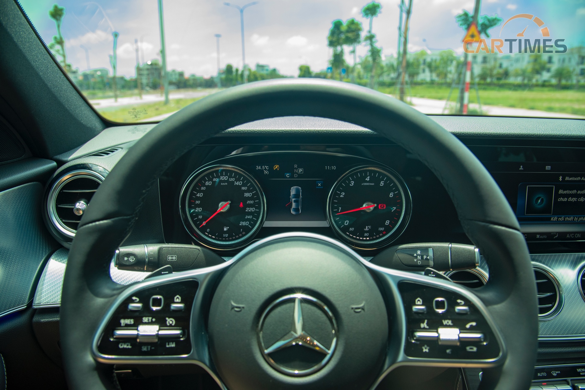 Đồng hồ hiển thị xe Mercedes-Benz E 200 Sport với hơn 2.000 km lăn bánh