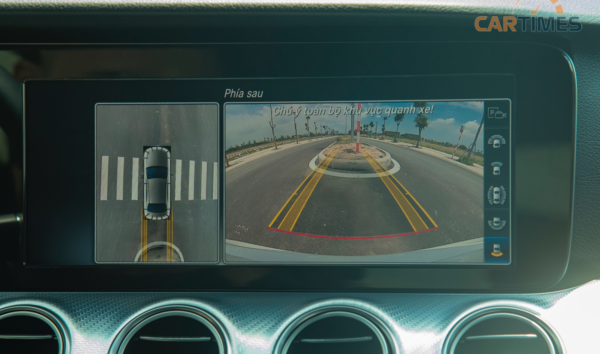 Màn hình giải trí hiển thị camera 360 của xe Mercedes-Benz E 200 Sport