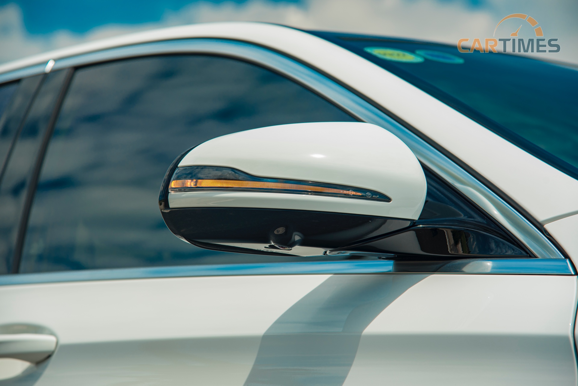 Gương chiếu hậu kèm camera 360 của xe Mercedes-Benz E 200 Sport