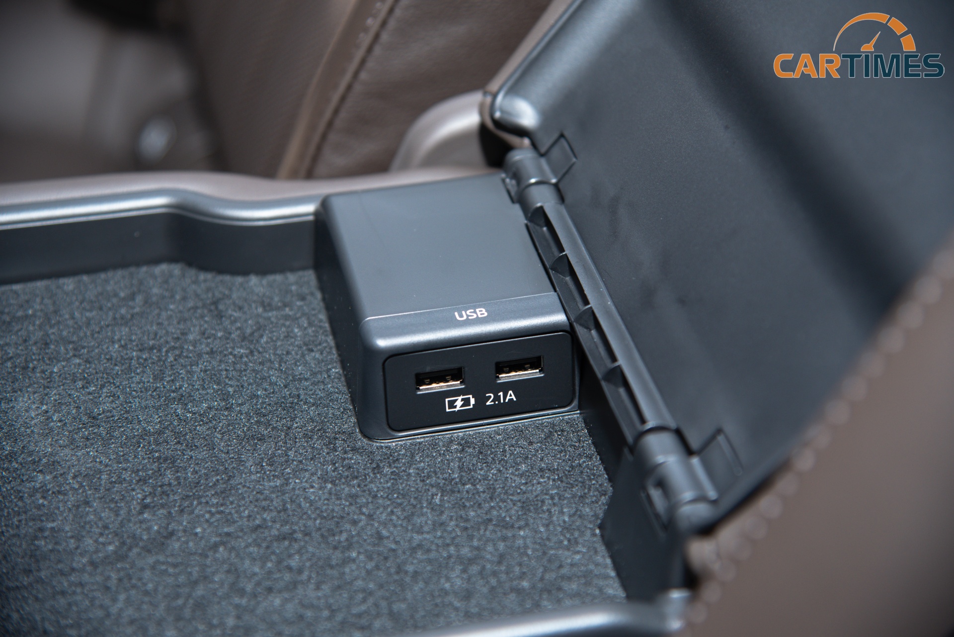 Khe cắm cổng USB ở được đặt dưới bệ tì tay
