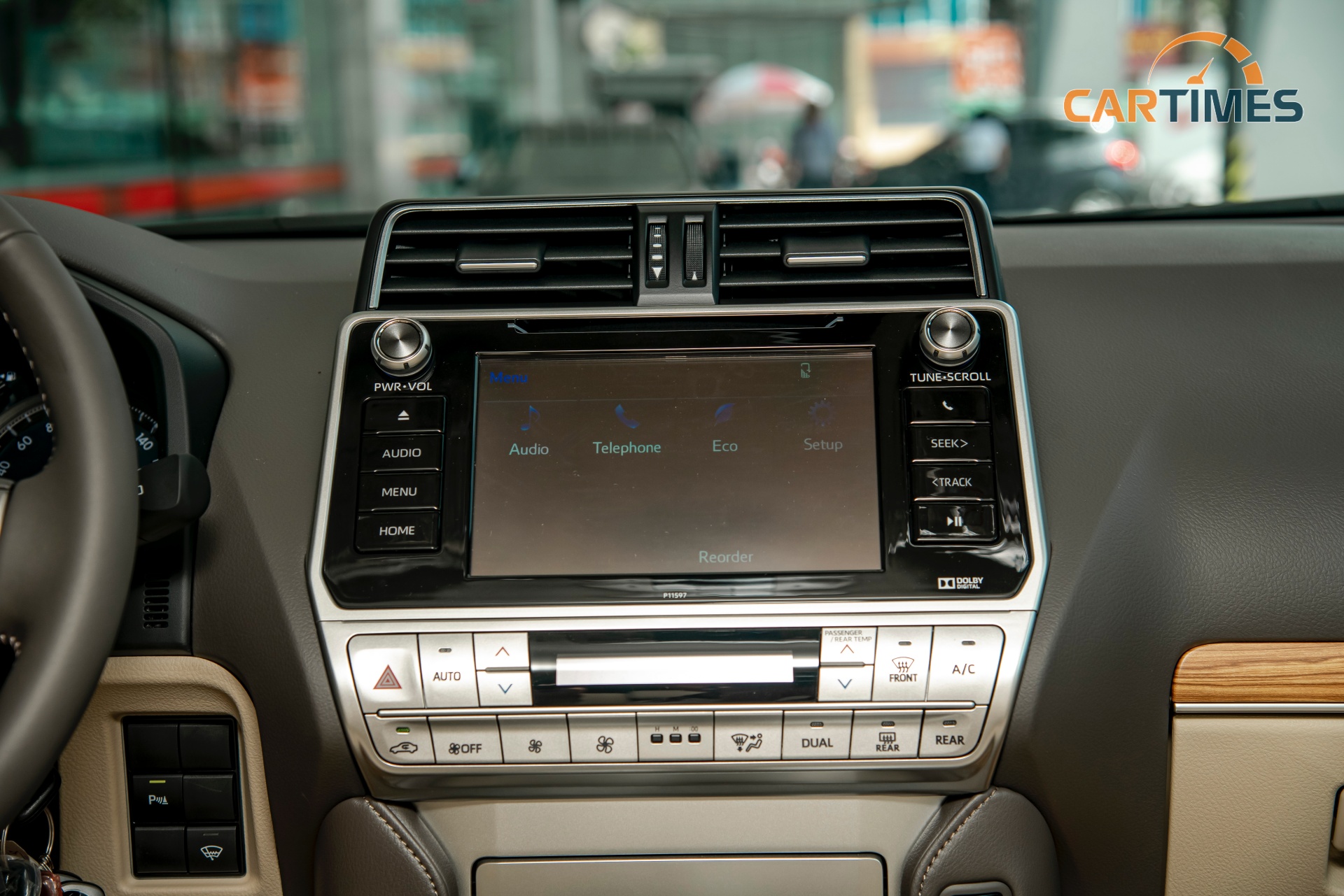 Màn hình giải trí trên xe Toyota Land Cruiser Prado 2020