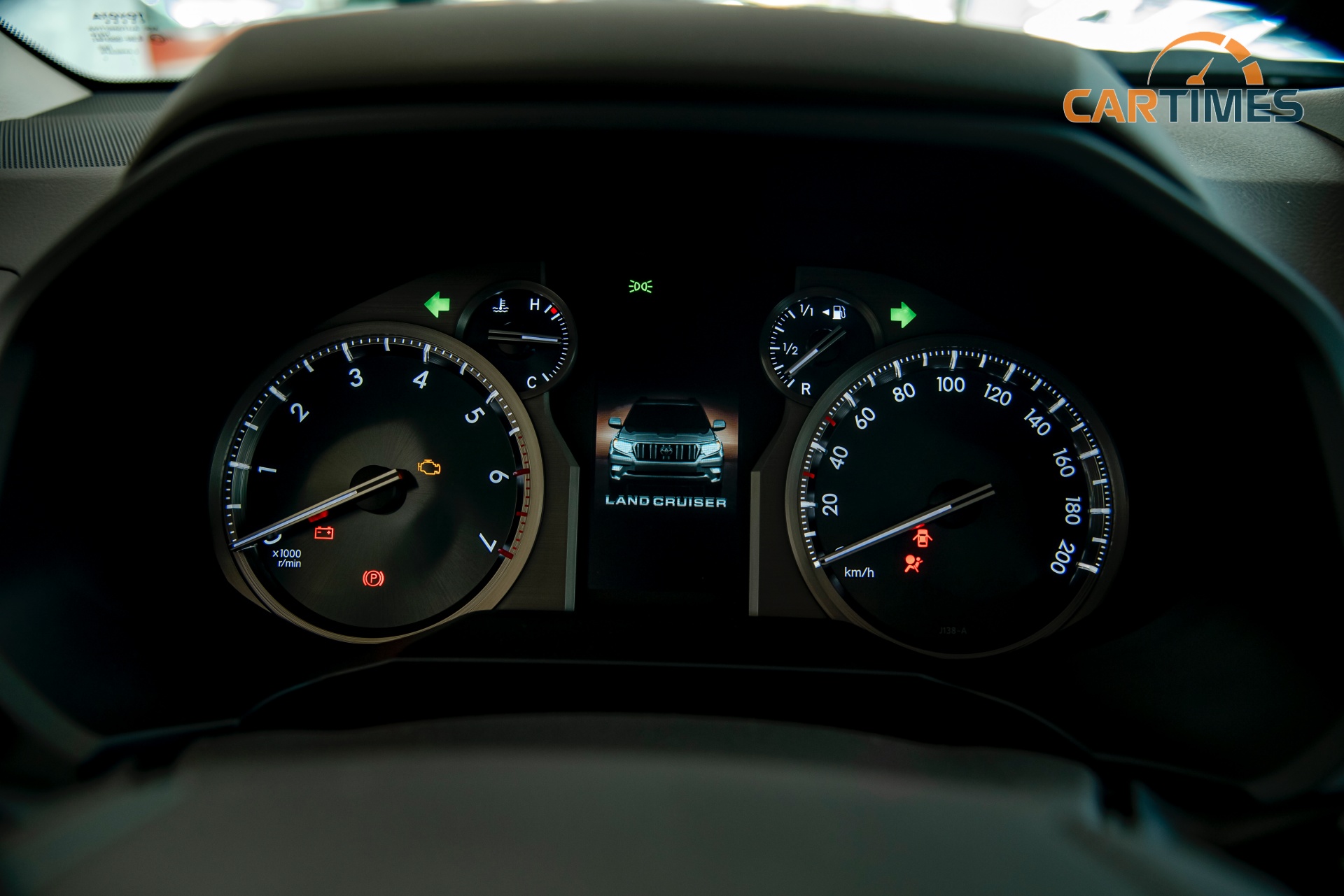 Đồng hồ hiển thị của xe Toyota Land Cruiser Prado 2020