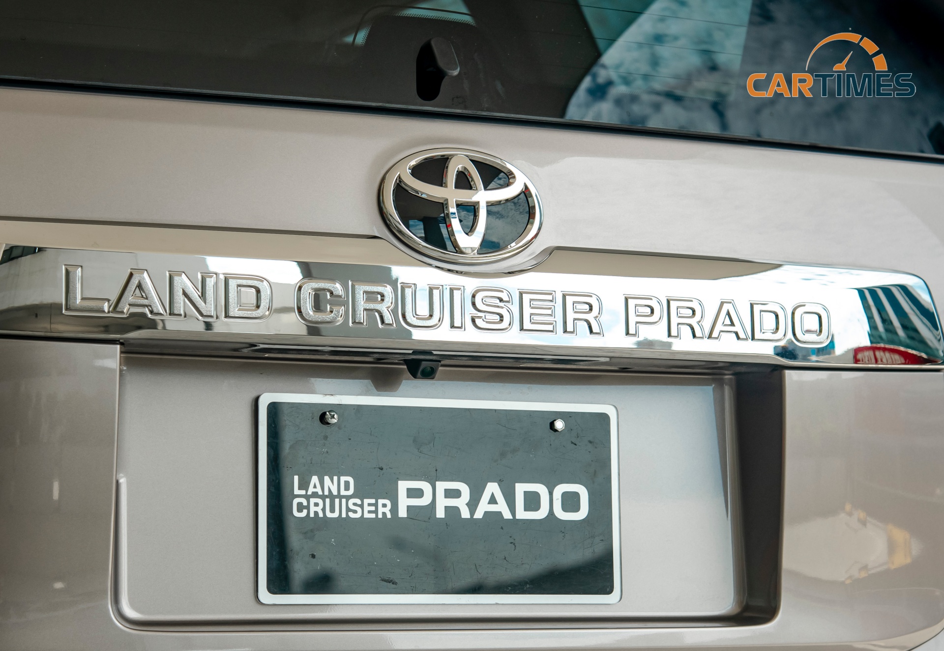Toyota Land Cruiser 2020 trang bị camera lùi
