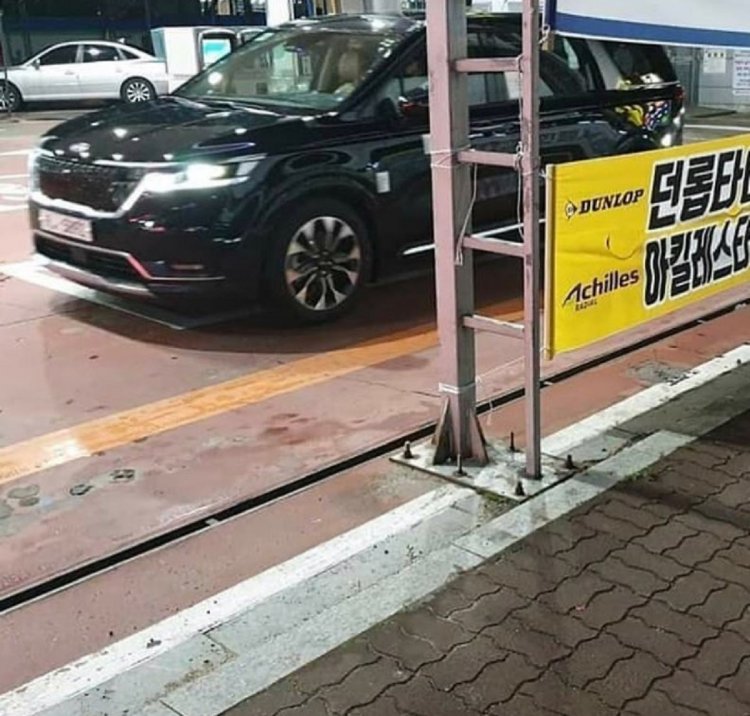 Kia Sedona 2021 lộ diện "trần trụi" trên đường phố, sở hữu thiết kế mới sắc sảo