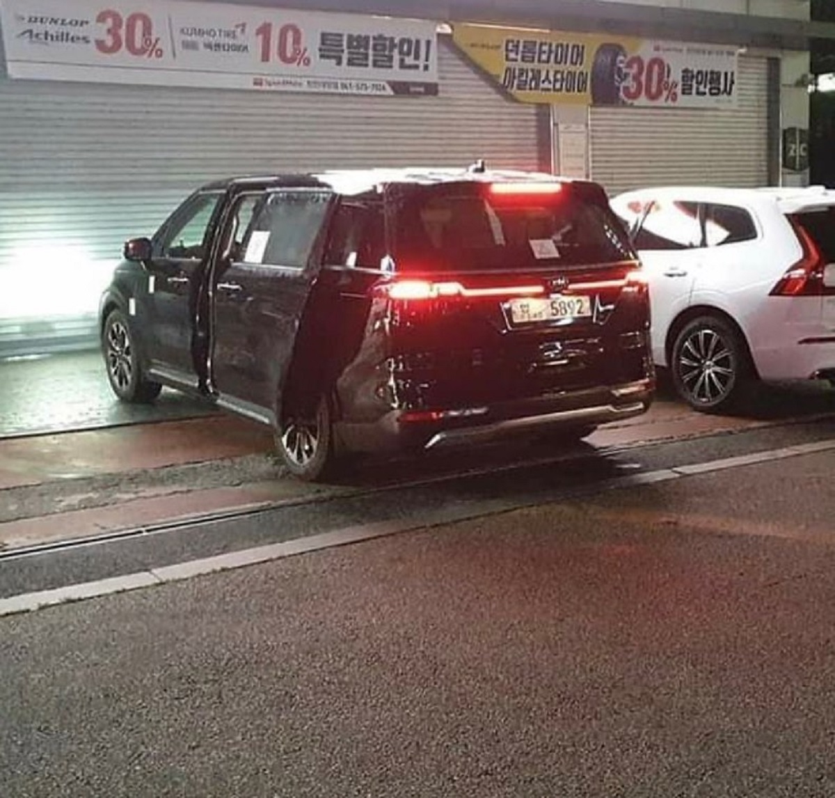Kia Sedona 2021 lộ diện "trần trụi" trên đường phố, sở hữu thiết kế mới sắc sảo