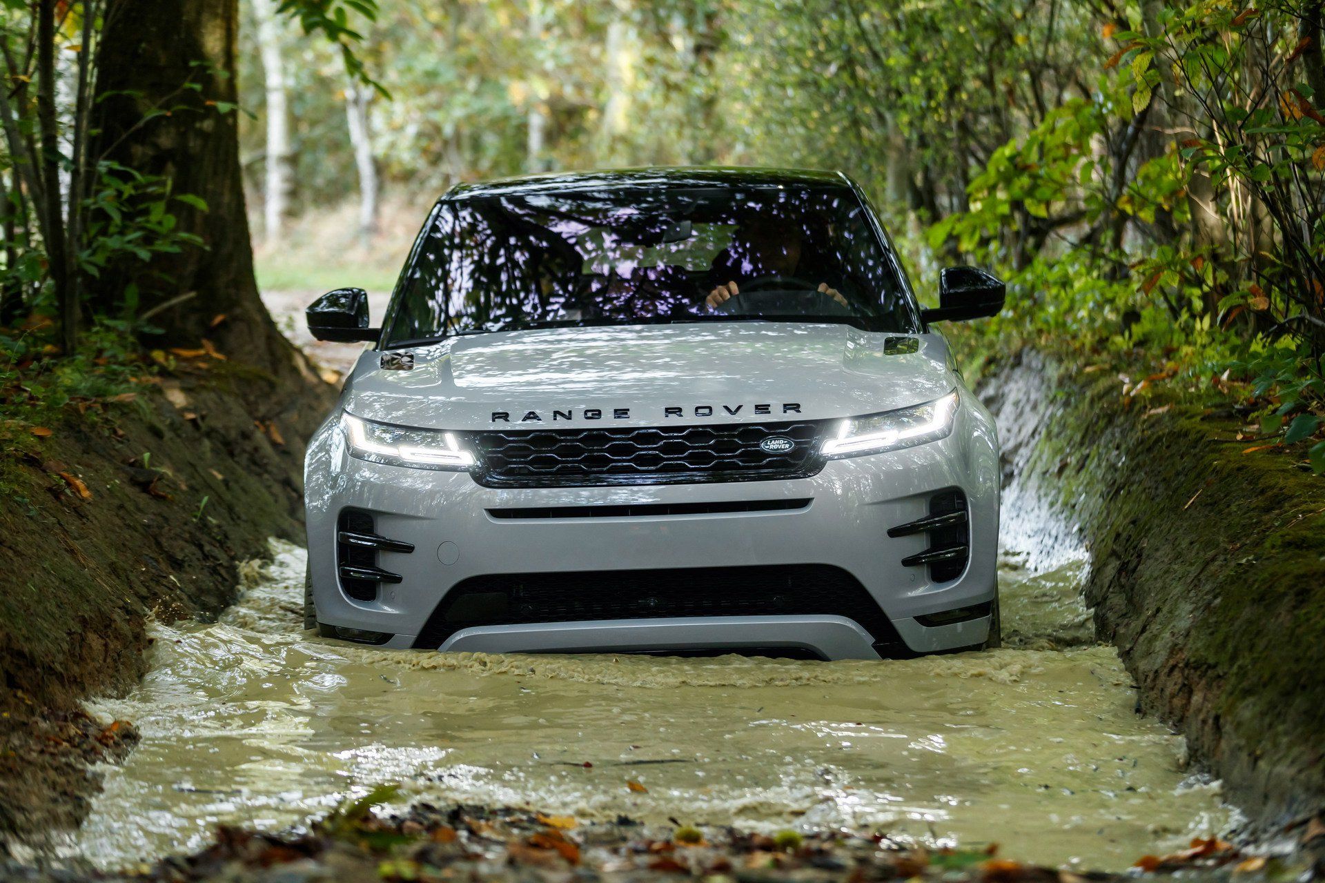 Những chiếc Land Rover có khả năng lội nước lên tới 900 mm