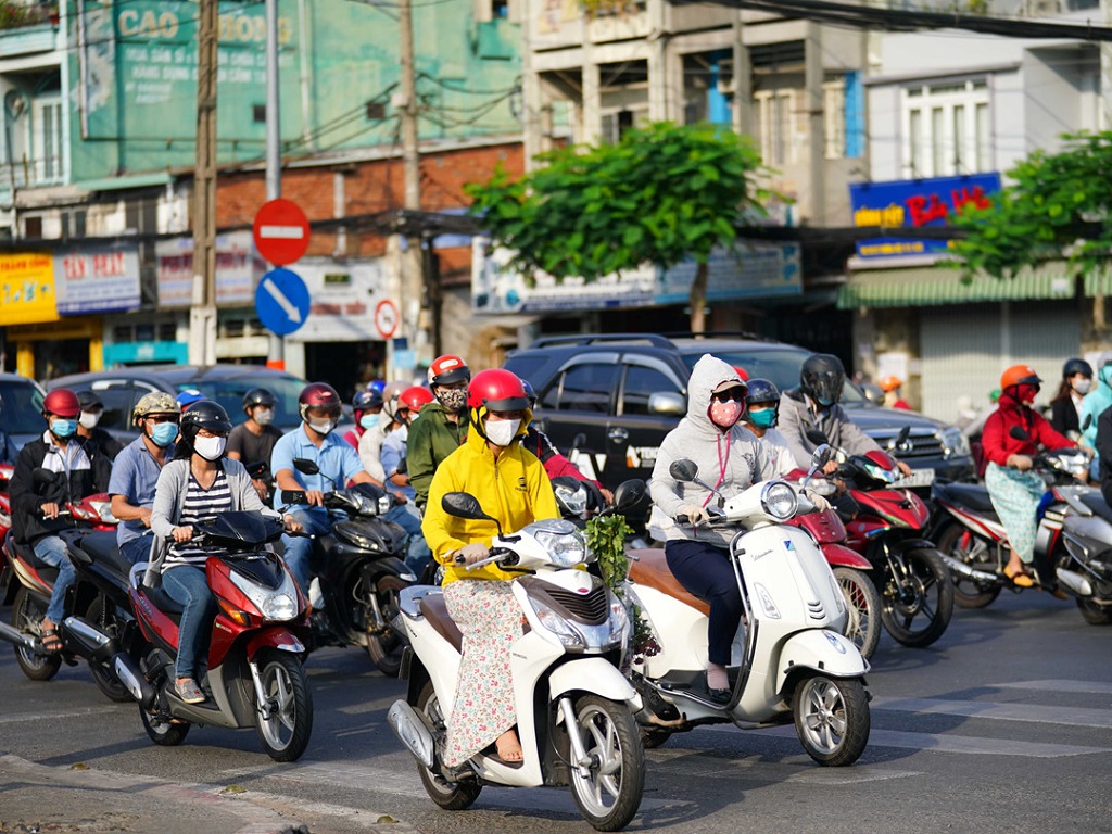 bật đèn xe máy