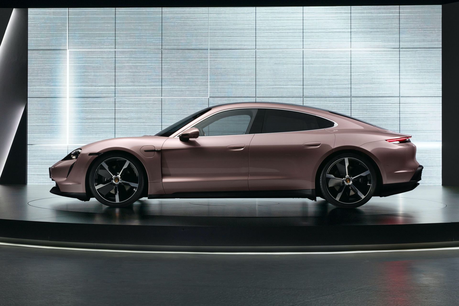 Porsche Taycan sẽ có 2 phiên bản tuỳ chọn pin khác nhau