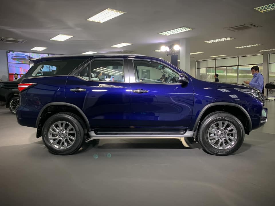 Ảnh thực tế Toyota Fortuner 2021 bản tiêu chuẩn tại đại lý