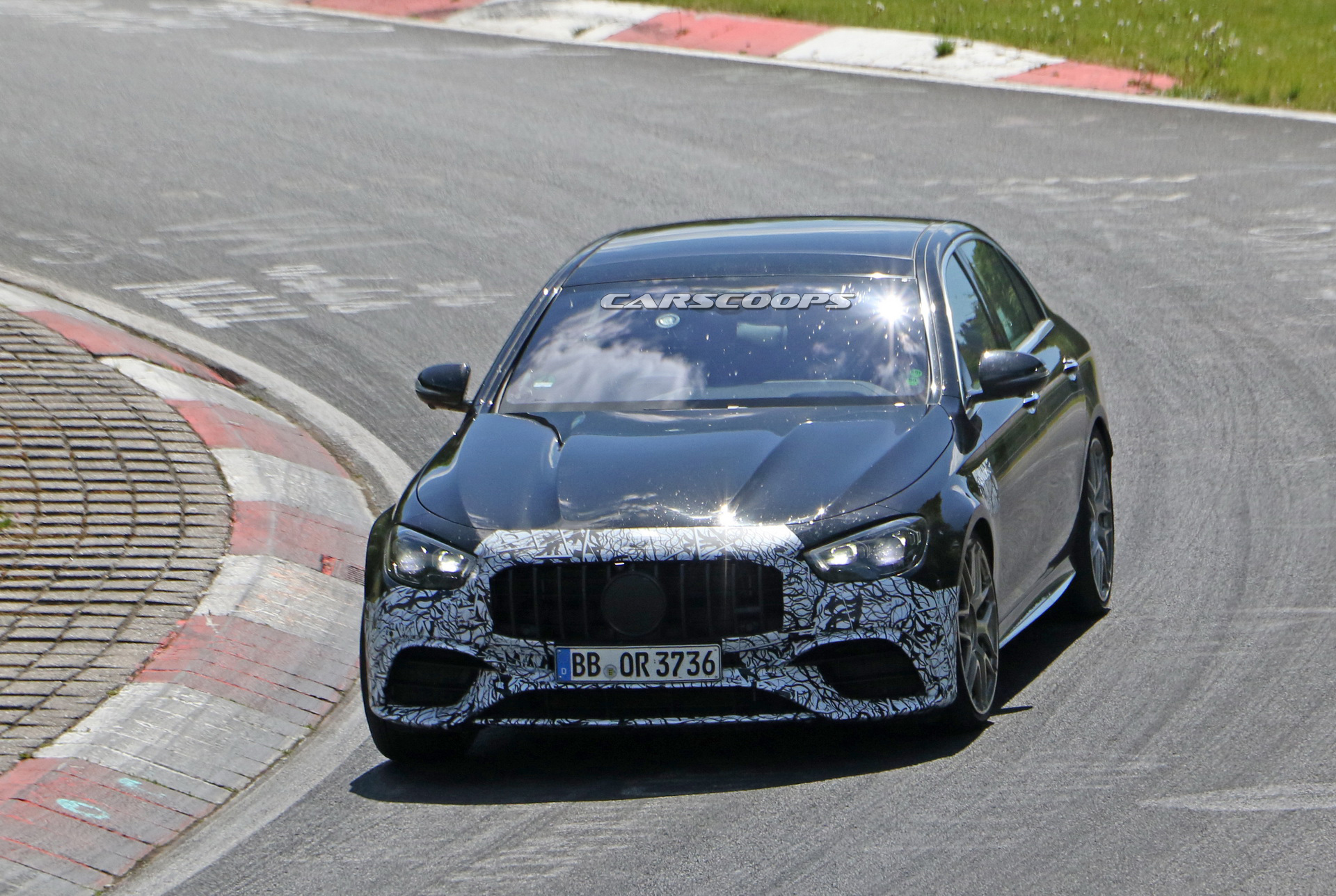 Đầu xe Mercedes-AMG E63 2021