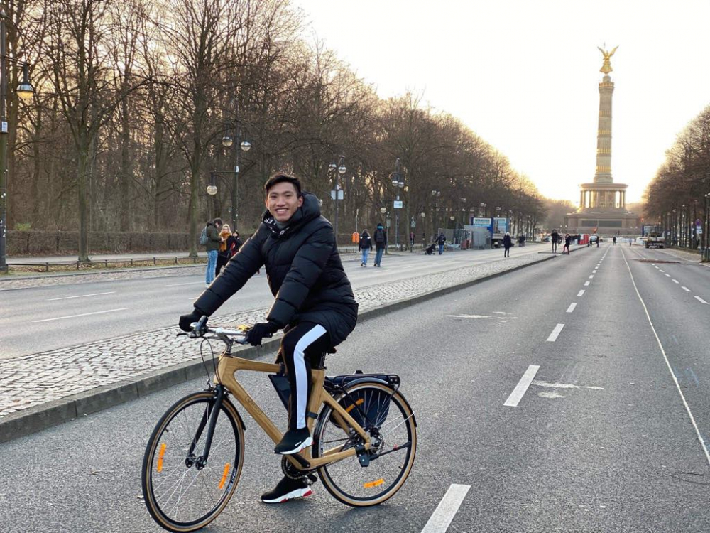 Đoàn Văn Hậu sử dụng xe Trevibike để di chuyển khi đi tập