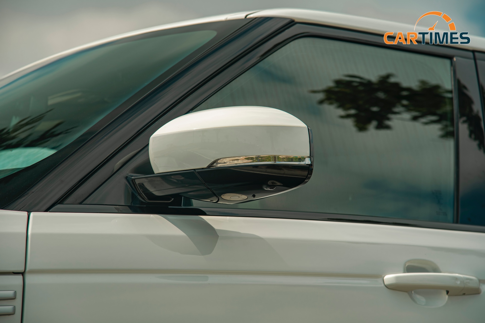 Gương chiếu hậu tích hợp camera 360 trên xe Range Rover Sport HSE 2015