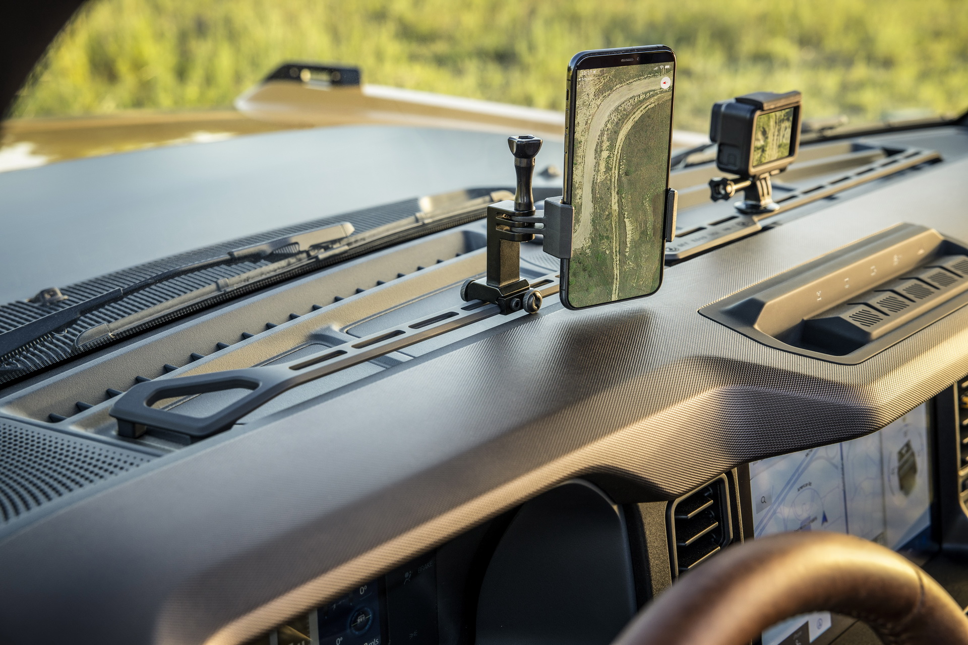 Ford Bronco có hẳn 1 khu vực để đặt máy quay phim, camera
