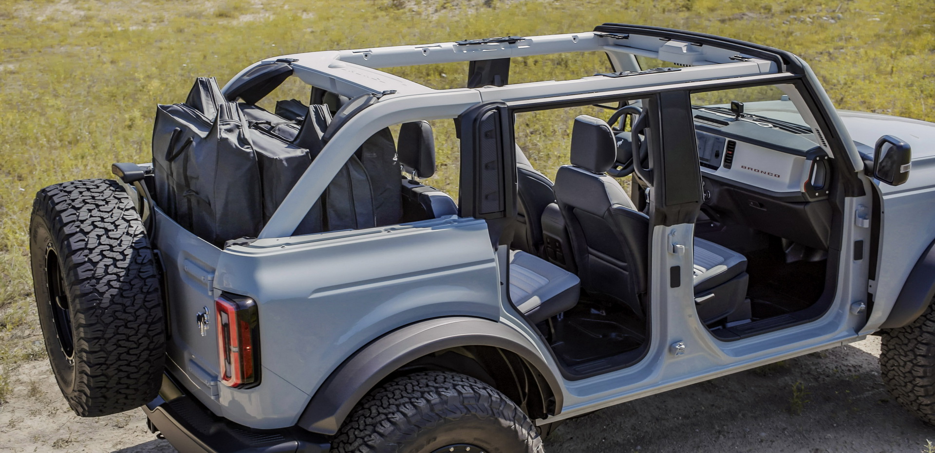Trần xe và ghế của Ford Bronco có thể tháo rời