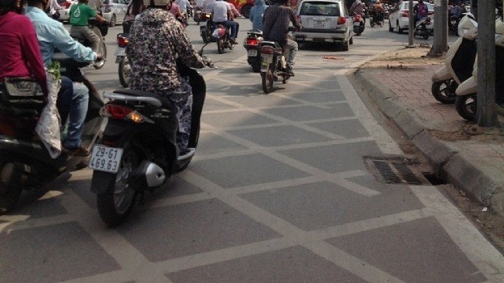 đi xe vào mắt võng