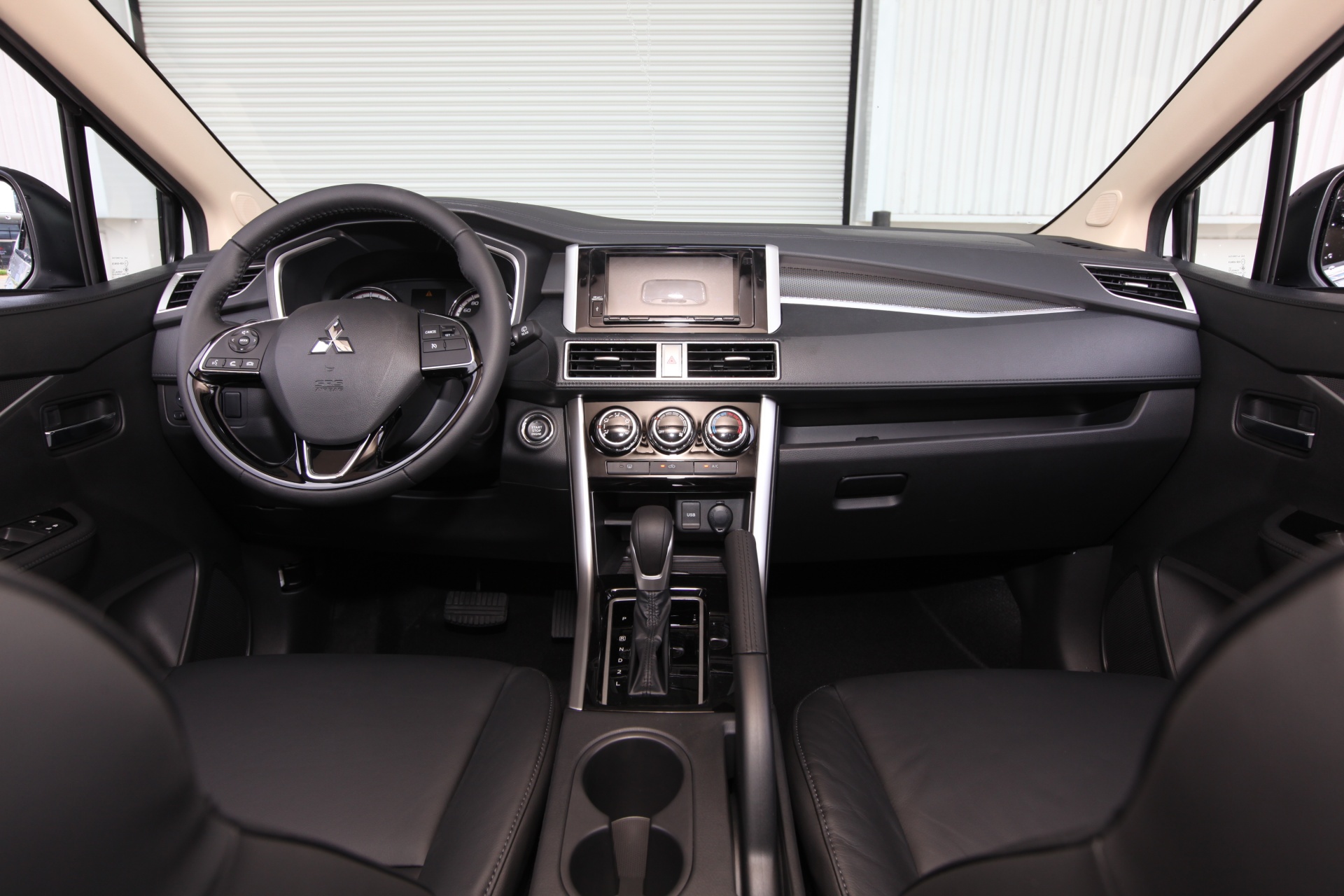 Hàng ghế trước của xe Mitsubishi Xpander lắp ráp