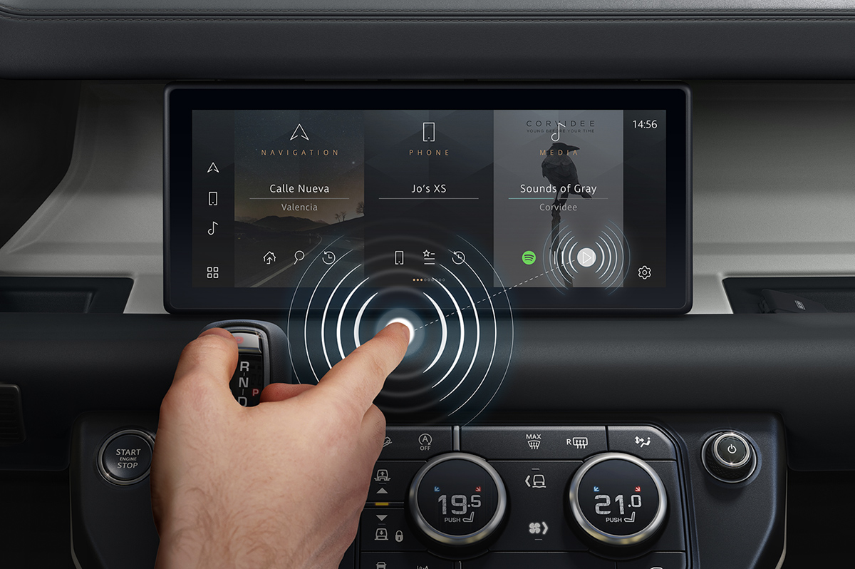 Công nghệ màn hình cảm ứng không chạm được phát triển bởi Jaguar Land Rover giúp các tài xế giữ tập trung trên đường và giảm sự lây lan của vi rút