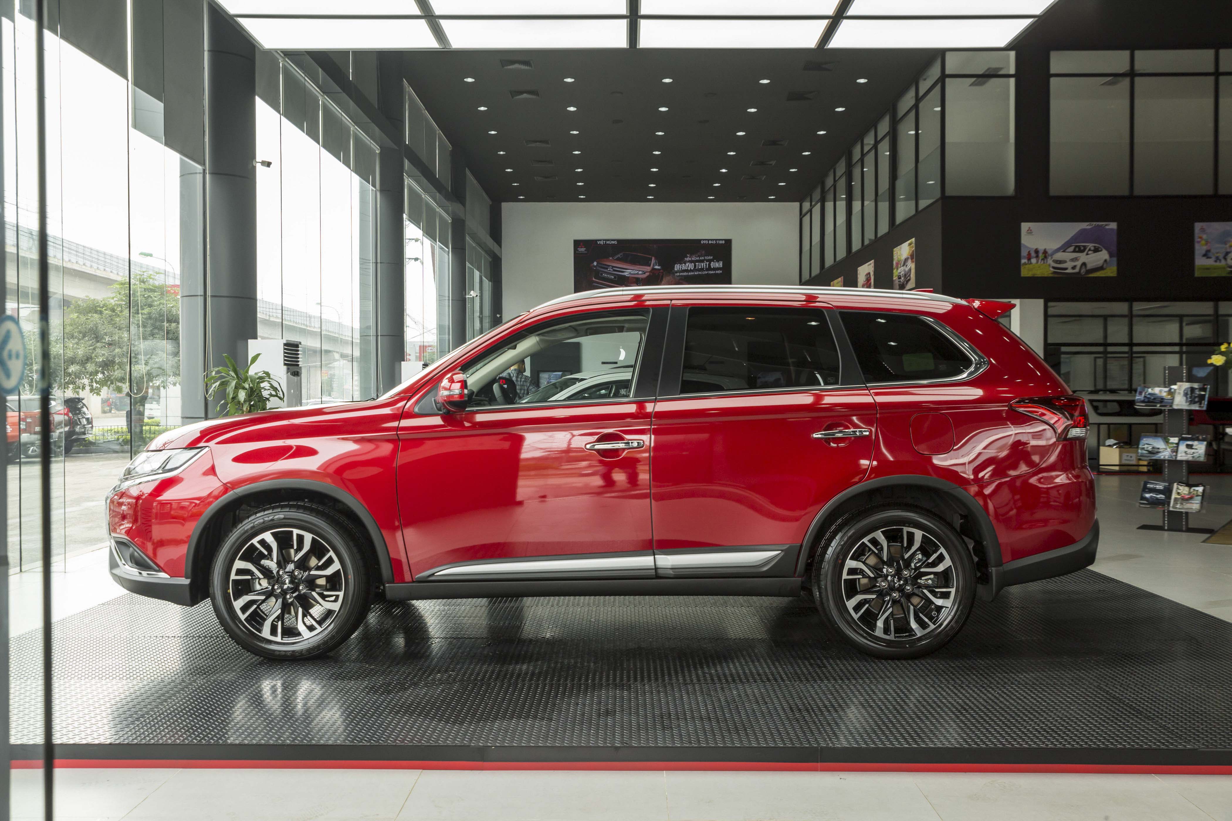 Thân xe Mitsubishi Outlander 2.4 CVT Premium 2020
