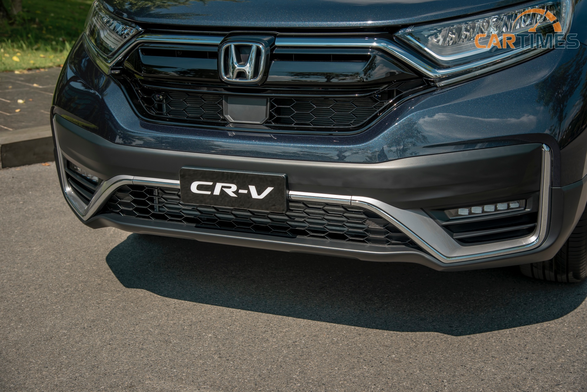 Radar nằm dưới logo Honda 