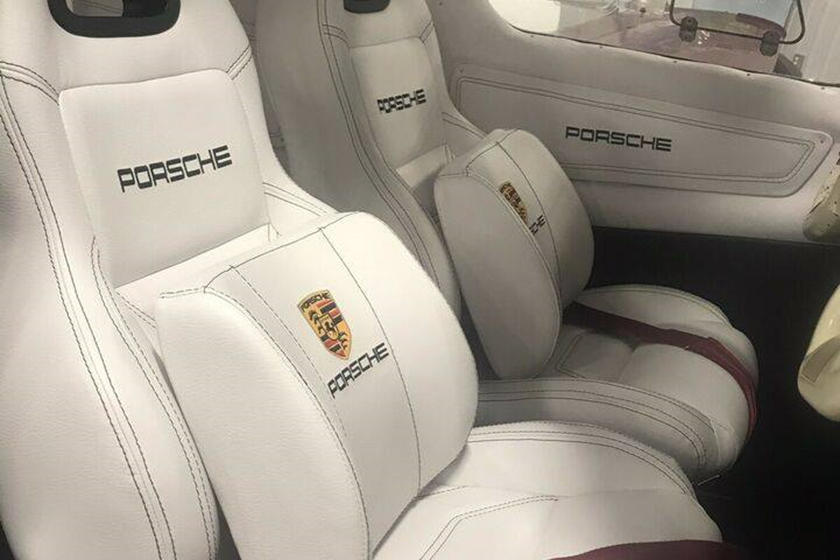 Ghế ngồi với logo Porsche trên máy bay Mooney M20L PFM đời 1988