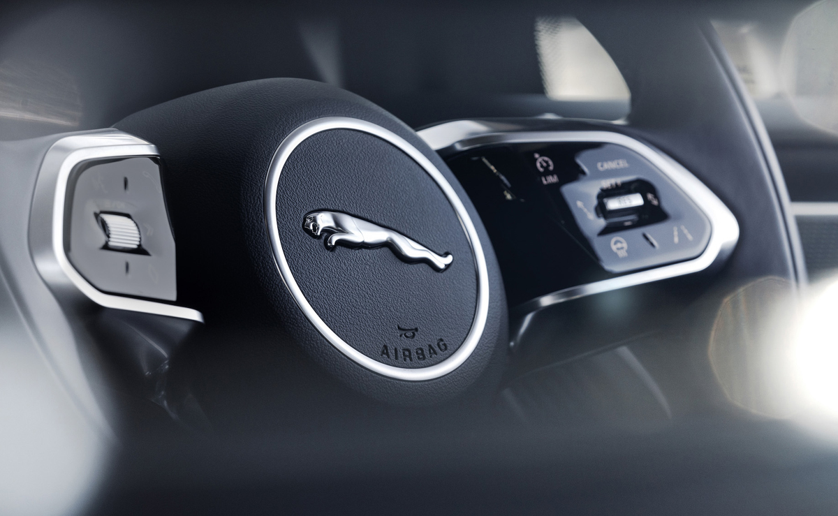 Biểu tượng  Jaguar trên vô lăng xe điện I-PACE
