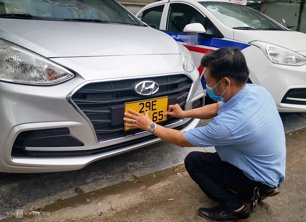 đổi biển xe màu vàng