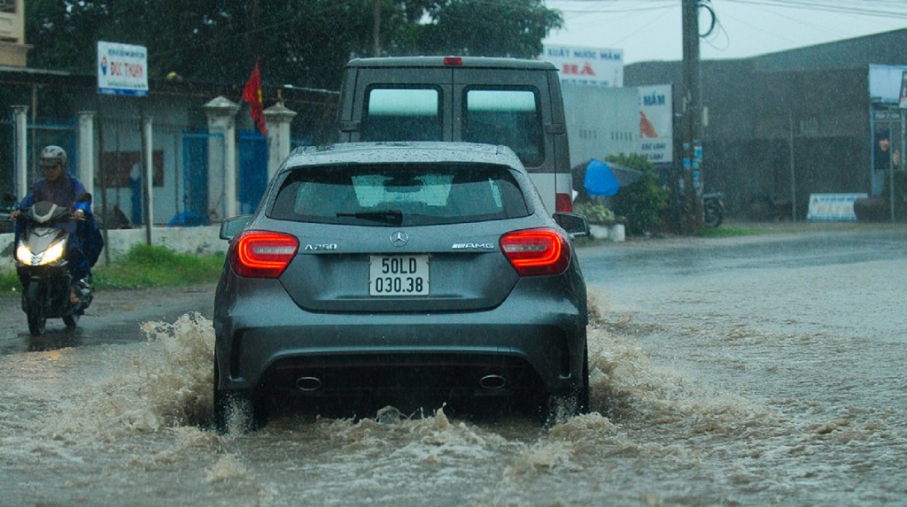 Lái xe trong điều kiện mưa to