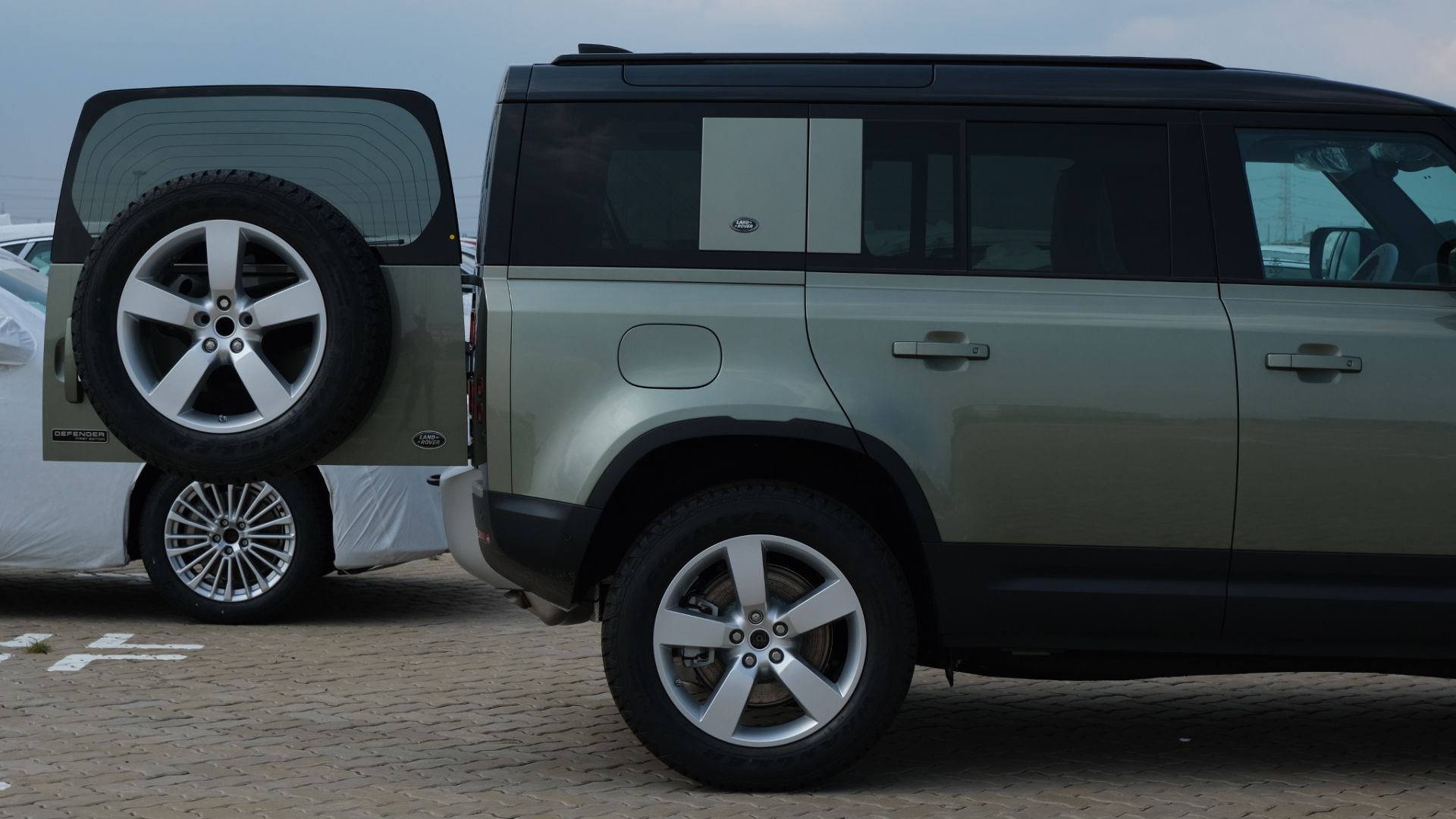 Cửa sau xe Land Rover Defender 2020