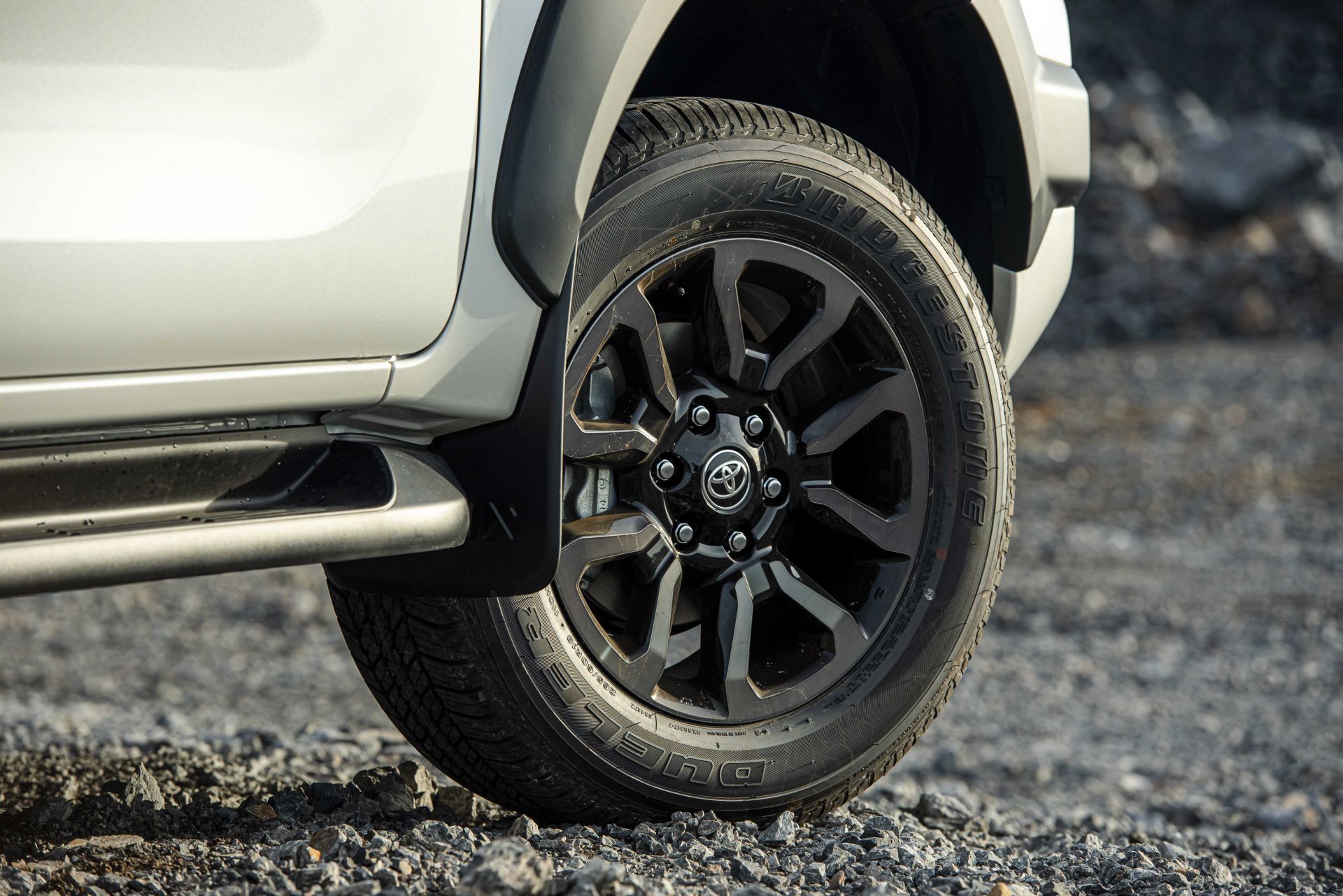 La zăng xe Toyota Hilux 2020