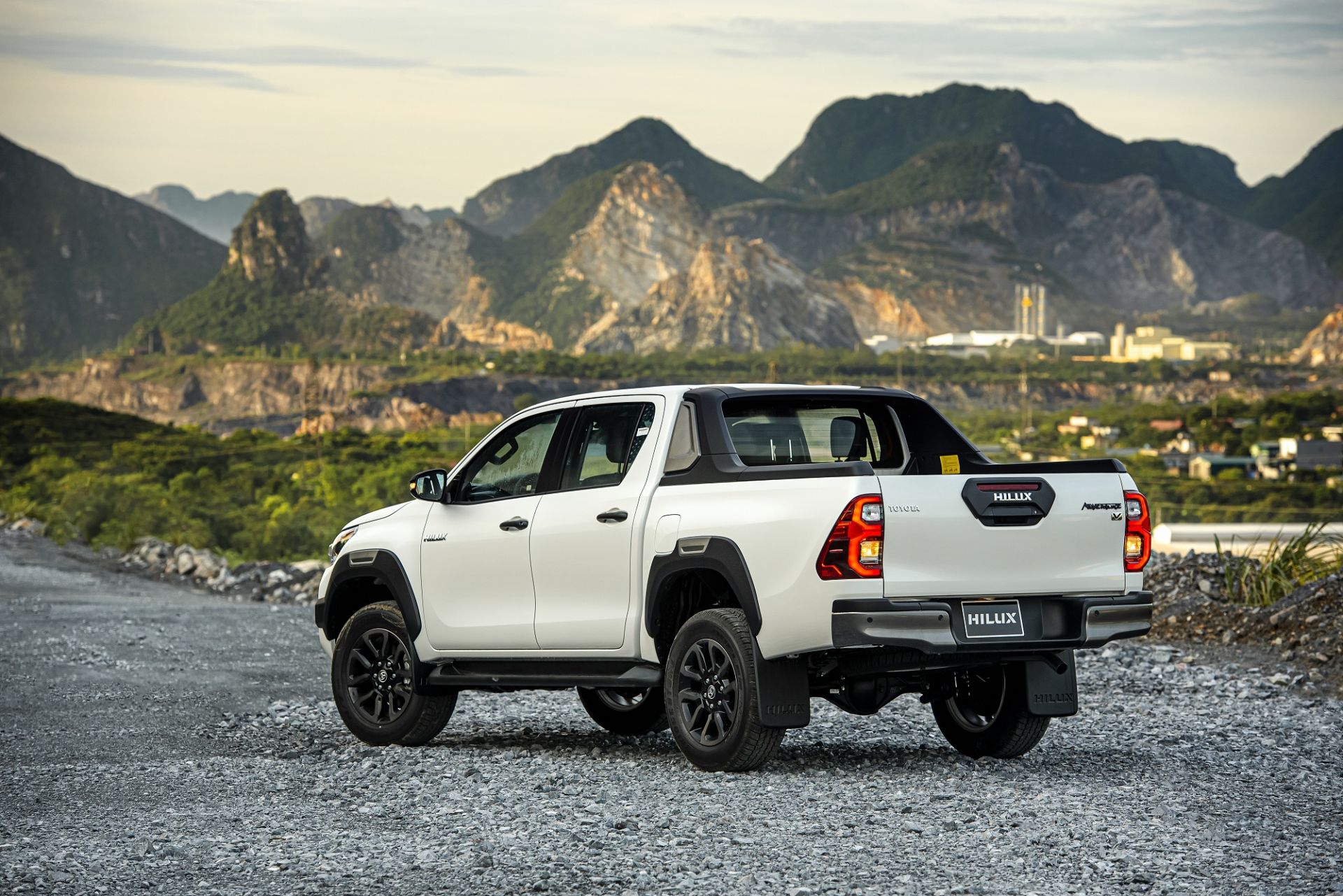 Giá lăn bánh Toyota Hilux 2020 mới nhất