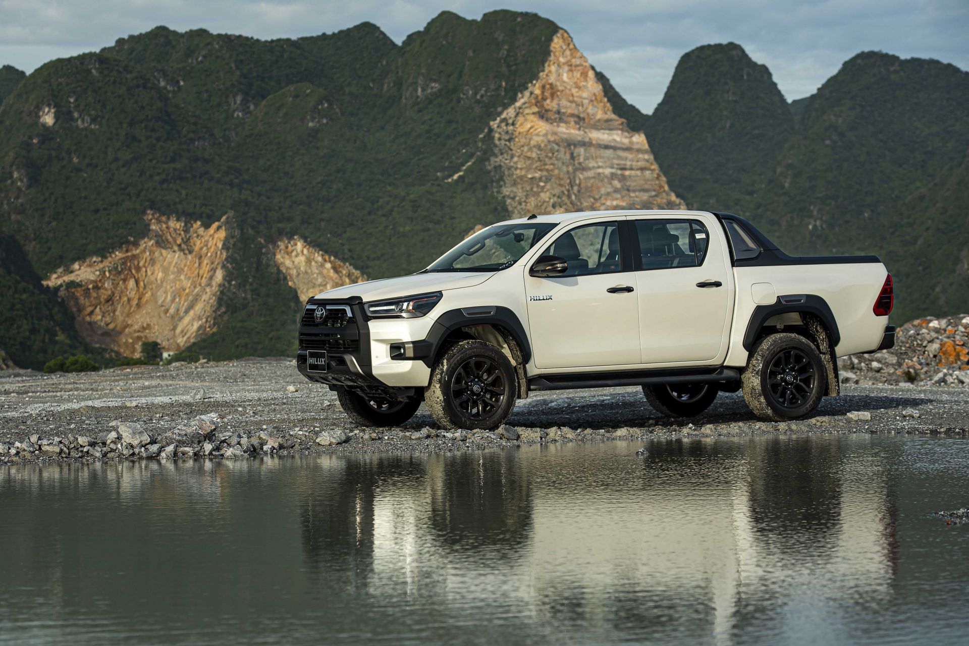 Thân xe Toyota Hilux 2020