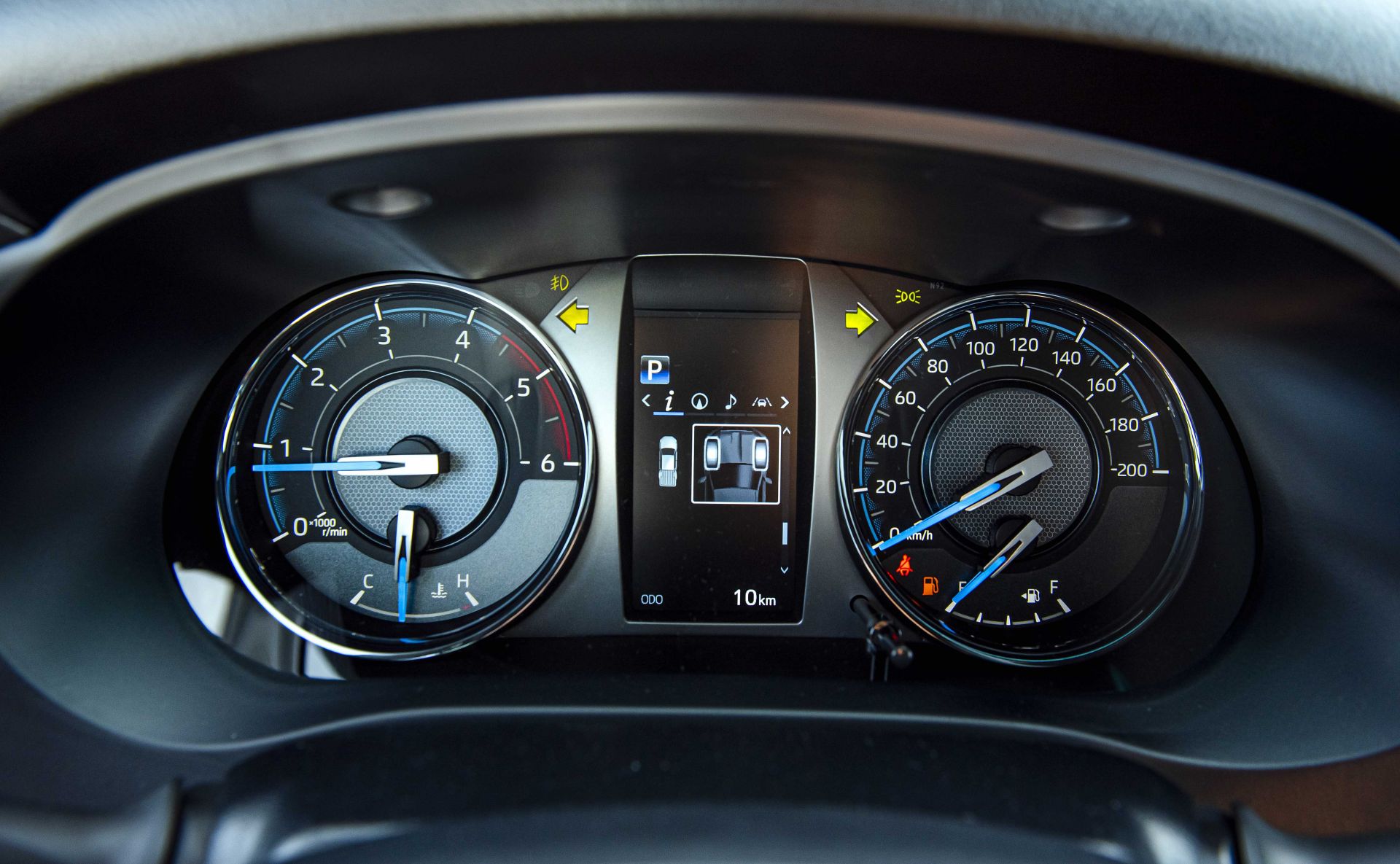 Đồng hồ hiển thị trên Toyota Hilux 2020