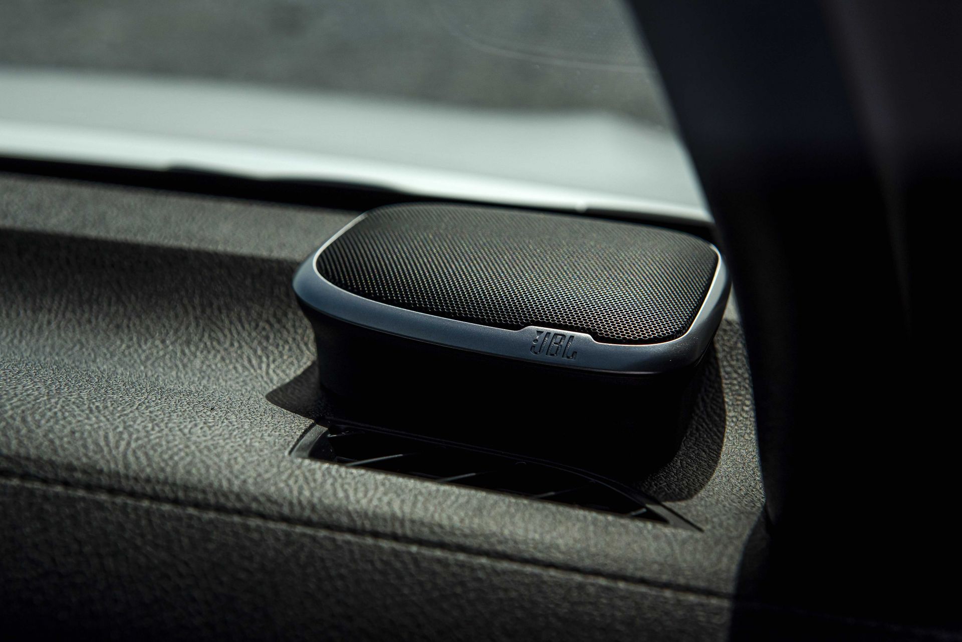 Hệ thống loa JBL trên xe Toyota Hilux 2020