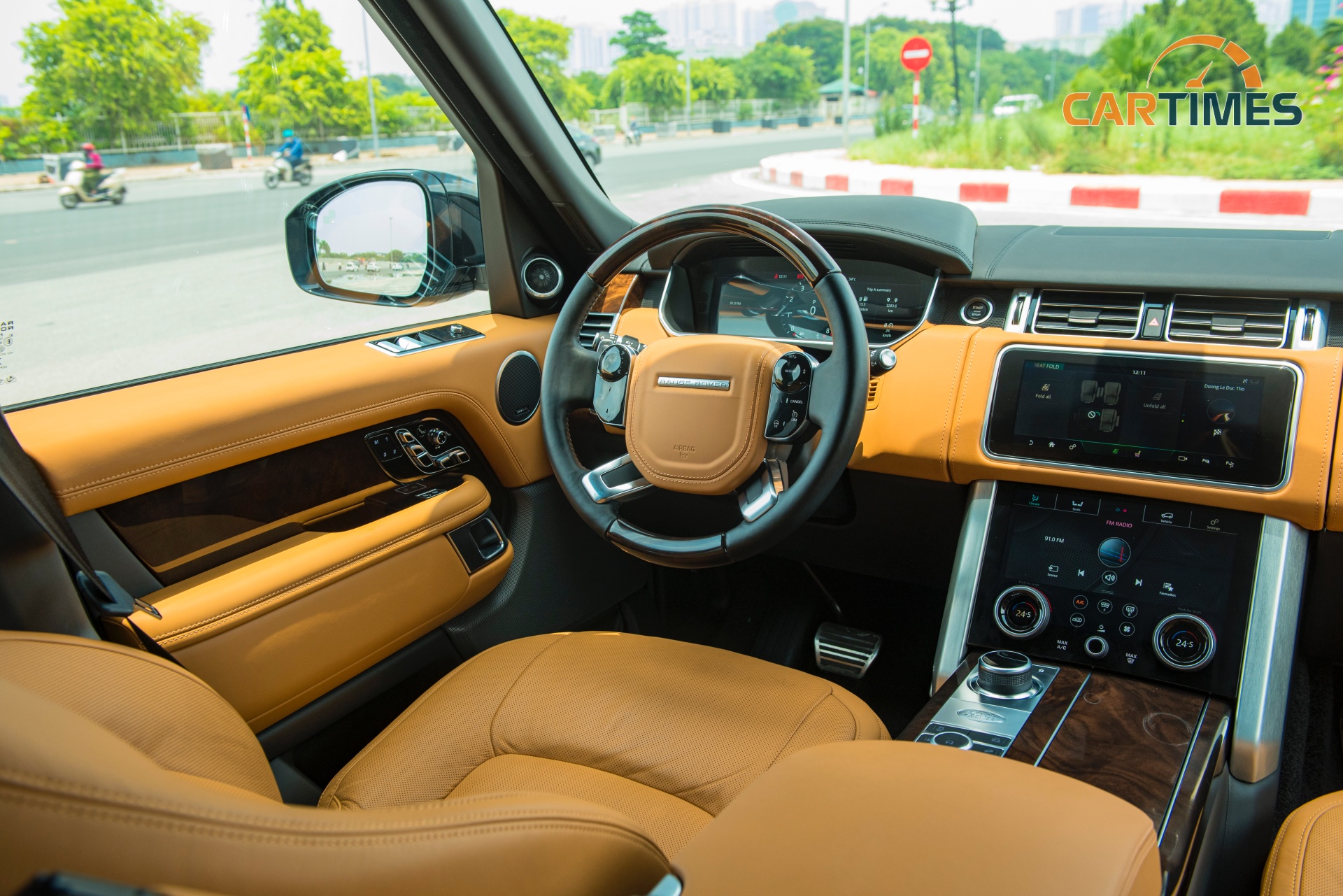 Vị trí người lái trên xe Range Rover Autobiography P400
