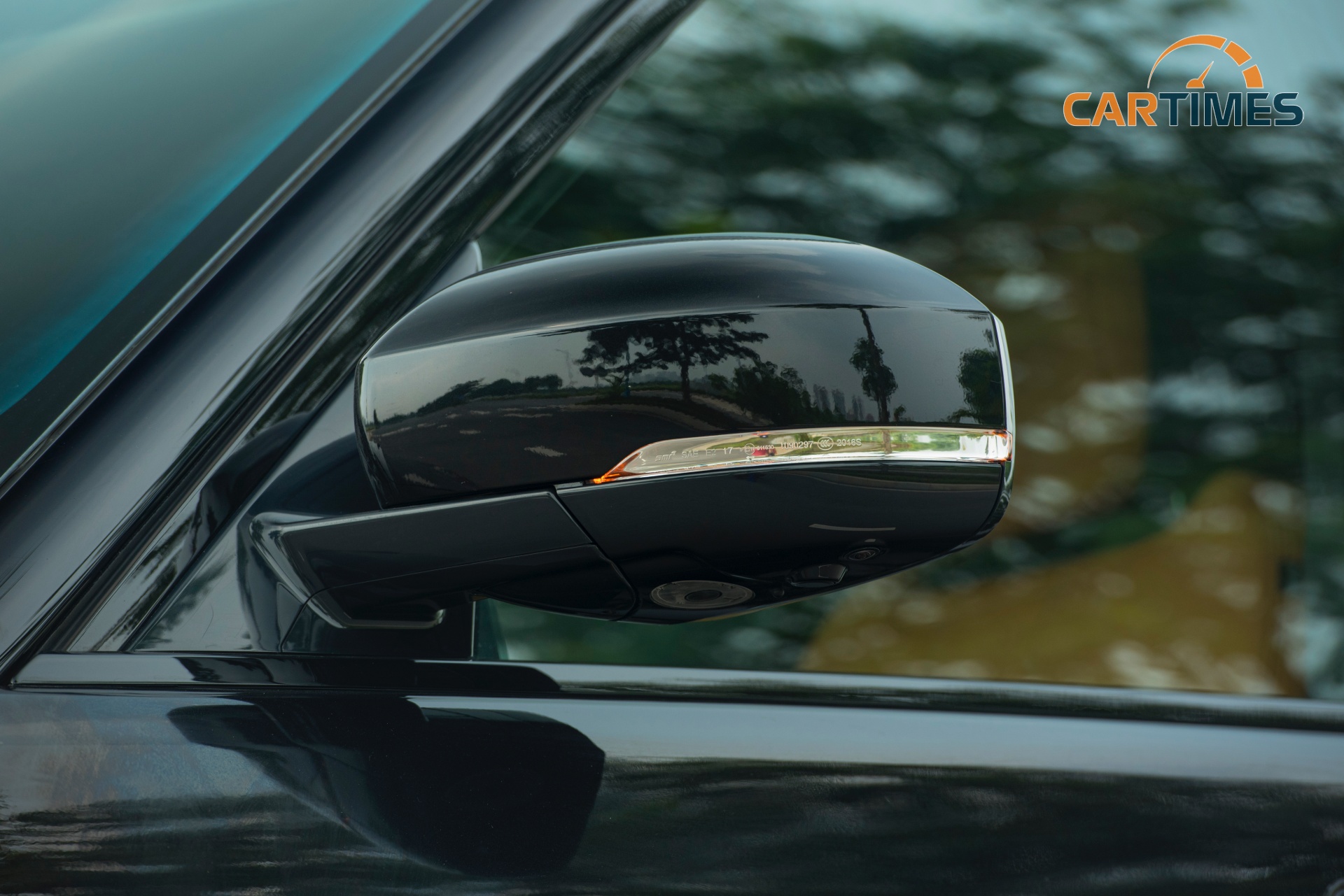 Camera 360 đặt trên gương chiếu hậu của Range Rover